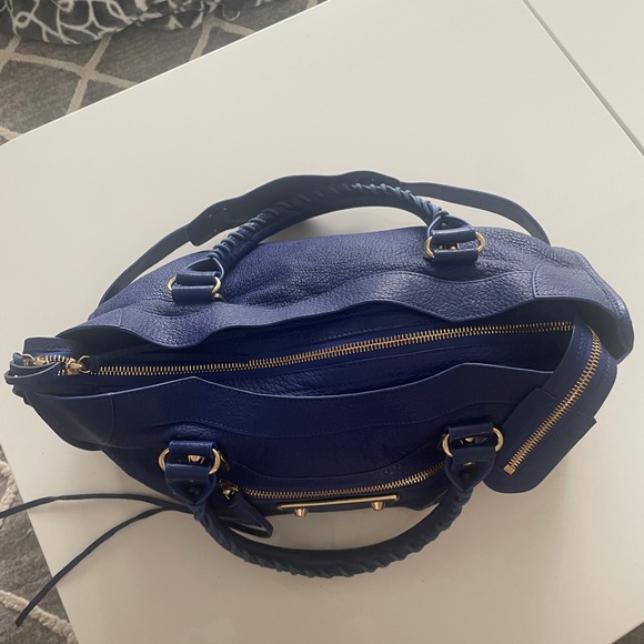 Authentic Balenciaga bag- hardly used. - Picture 4 of 7